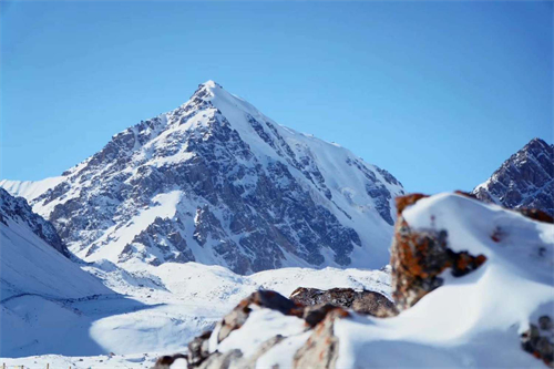 裕固族神山巴尔斯雪山.jpg